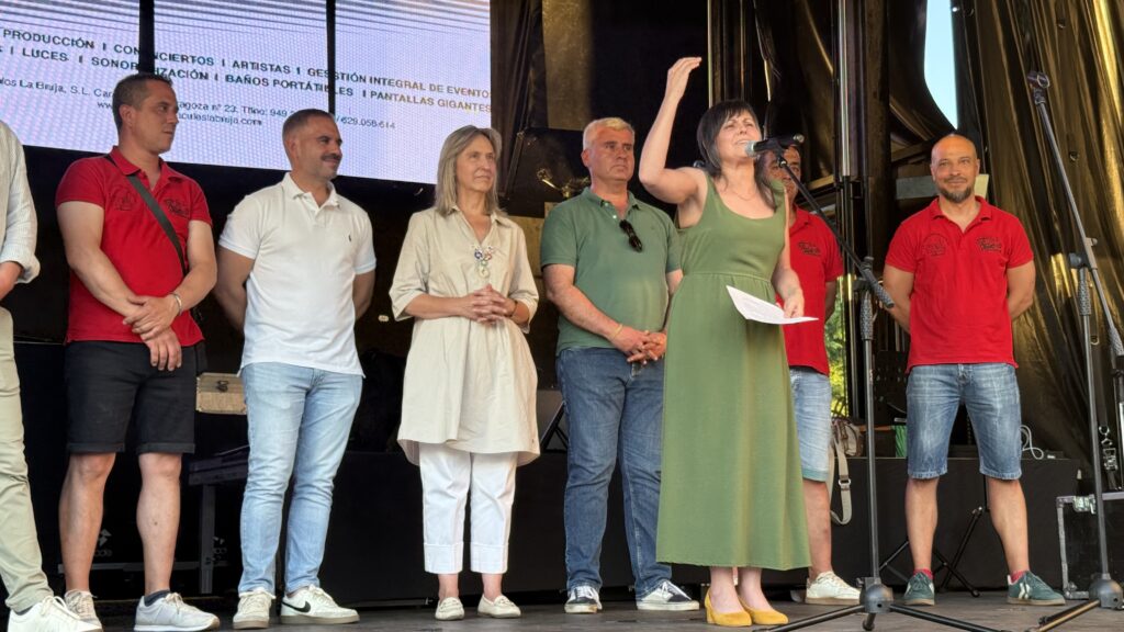 Vecinos celebrando fiestas de Adoratrices en Guadalajara con actividades diversas