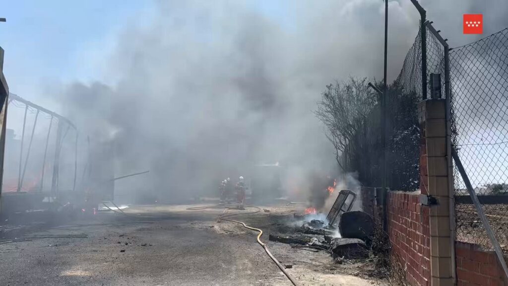 Incendio junto a la M-408 en Parla con humo y emergencia