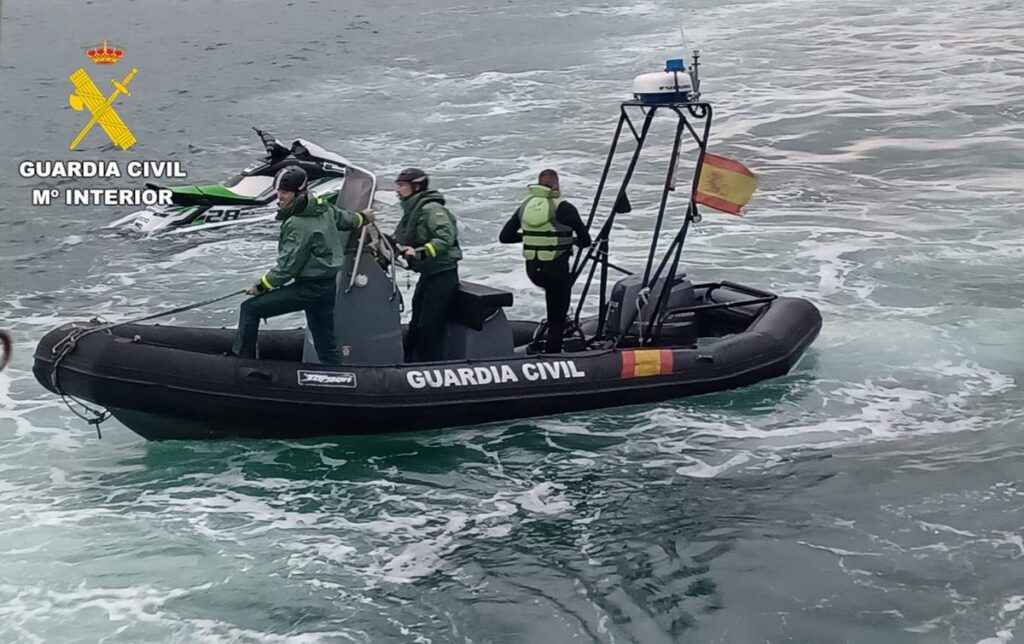 Patrullero del Servicio Marítimo en la costa de Madrid verano