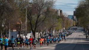 Corredores en la calle Payaso Fofo durante carrera en Vallecas