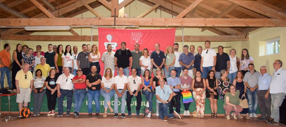 Reunión política con vecinos en Tortuera Guadalajara