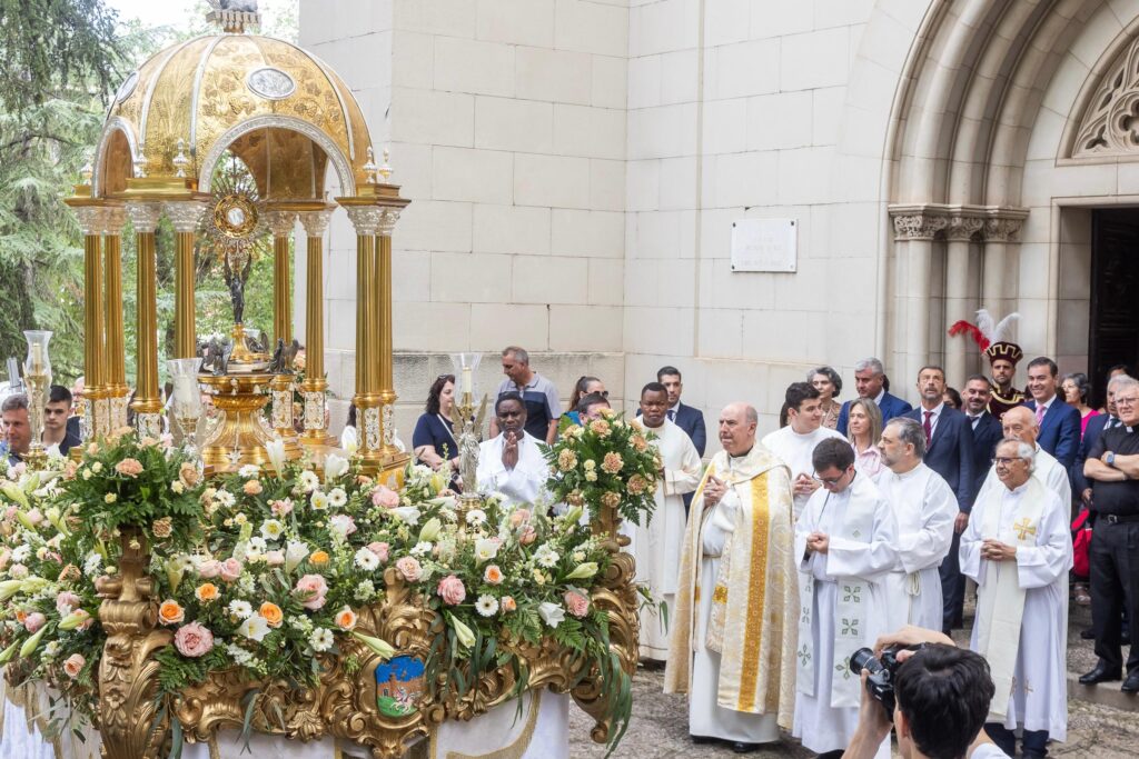 Procesión del Corpus con niños en calles de Guadalajara