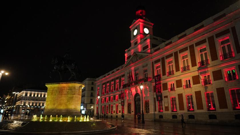 Fachada Puerta del Sol en Madrid iluminada en rojo