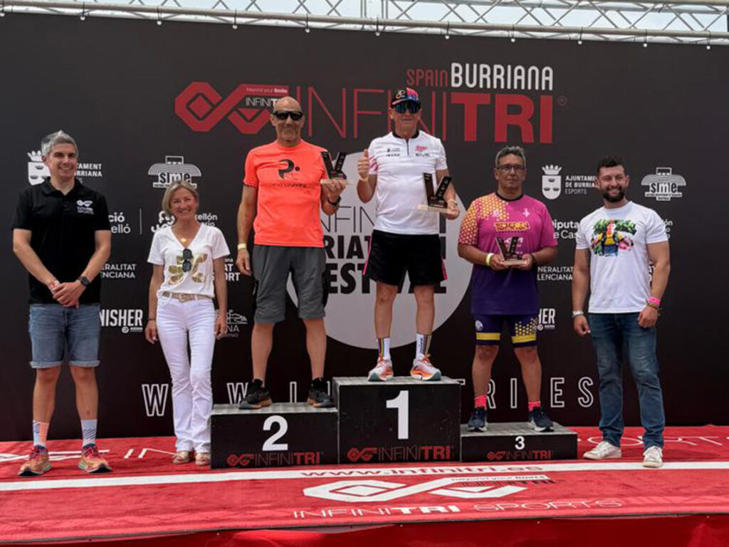 Ángel Hernández compitiendo en InfinitriBurriana Triathlon en Castellón