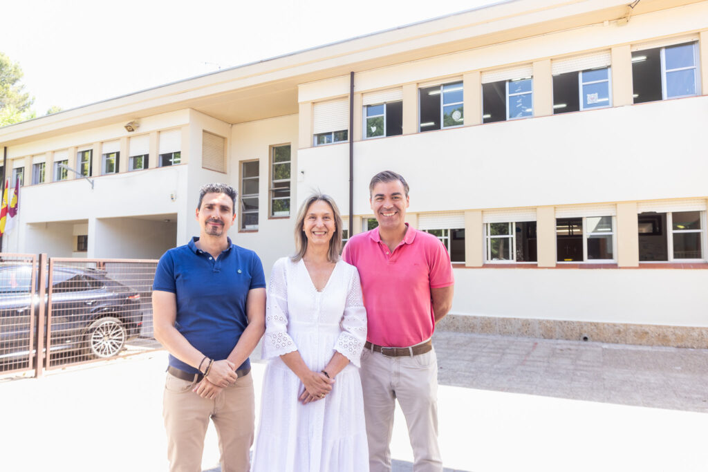 Fachada y patios renovados del colegio Pedro Sanz Vazquez en Guadalajara