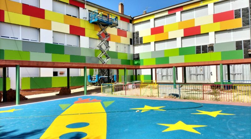 Patio de colegio en Getafe con toldos y zonas verdes