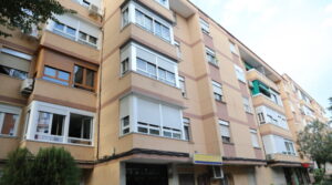 Edificio residencial en Getafe con anuncio de ayudas al alquiler