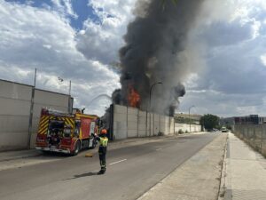 Bomberos extinguiendo incendio de chatarra en Vicálvaro Madrid