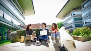 Cartel informativo sobre becas Segunda Oportunidad en Madrid