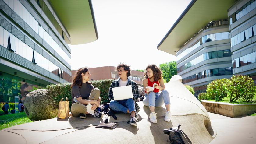 Cartel informativo sobre becas Segunda Oportunidad en Madrid