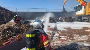 Columna de humo de incendio planta reciclaje en Arganda del Rey