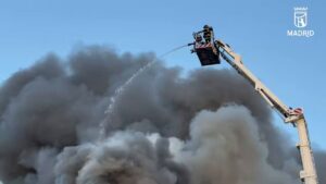 Incendio en nave trasteros y gasolinera desalojada en Villaverde Madrid
