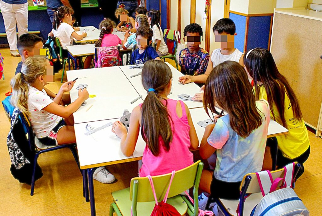 Niños participando en actividades de verano en colegios de Coslada
