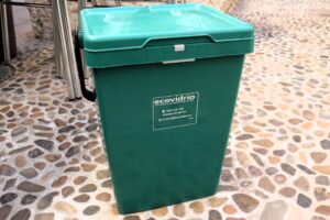 Contenedor verde para reciclaje vidrio en Alcalá de Henares