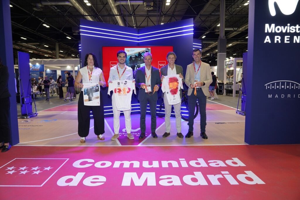 Ciclistas jóvenes compitiendo en Torrejón de Ardoz Campeonato Escolar