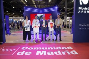 Ciclistas jóvenes compitiendo en Torrejón de Ardoz Campeonato Escolar