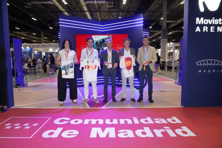 Ciclistas jóvenes compitiendo en Torrejón de Ardoz Campeonato Escolar