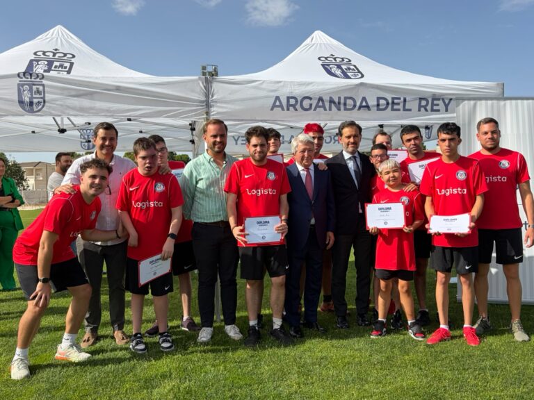 Jugadores en clausura escuela futbol adaptado Arganda rey