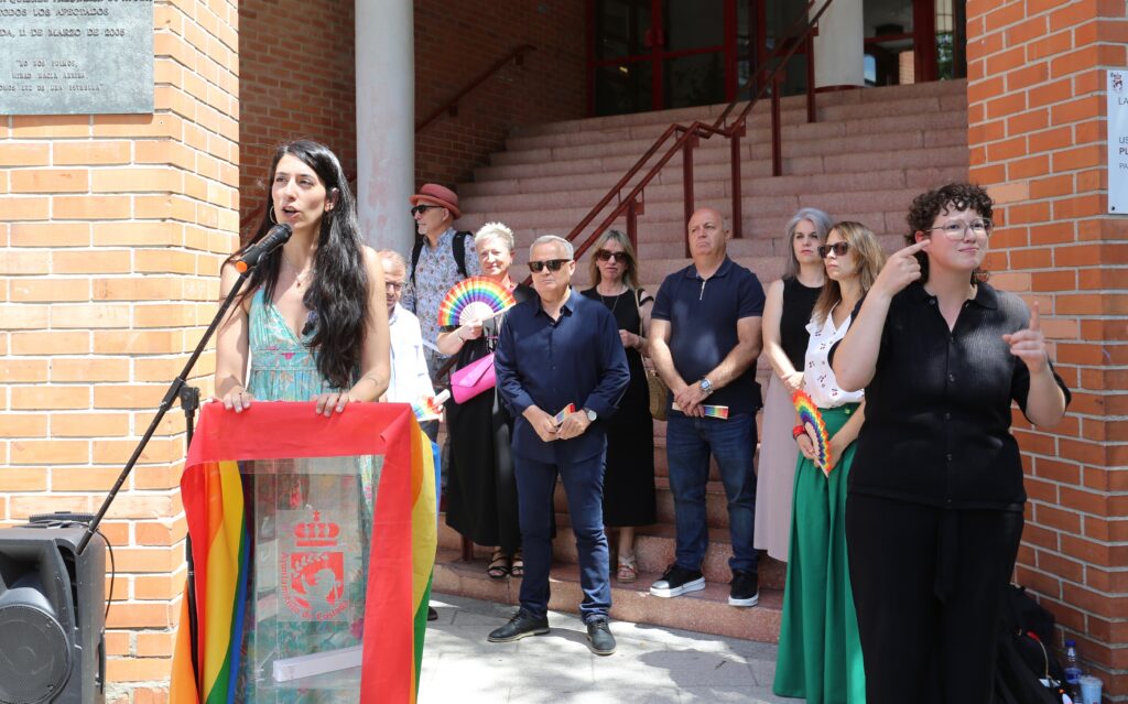 Bandera arcoiris en Ayuntamiento de Coslada por Orgullo LGTBI