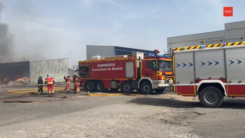 Incendio y bomberos en nave aluminio Ciempozuelos Madrid