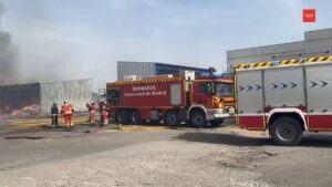 Incendio y bomberos en nave aluminio Ciempozuelos Madrid