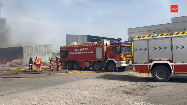Incendio y bomberos en nave aluminio Ciempozuelos Madrid