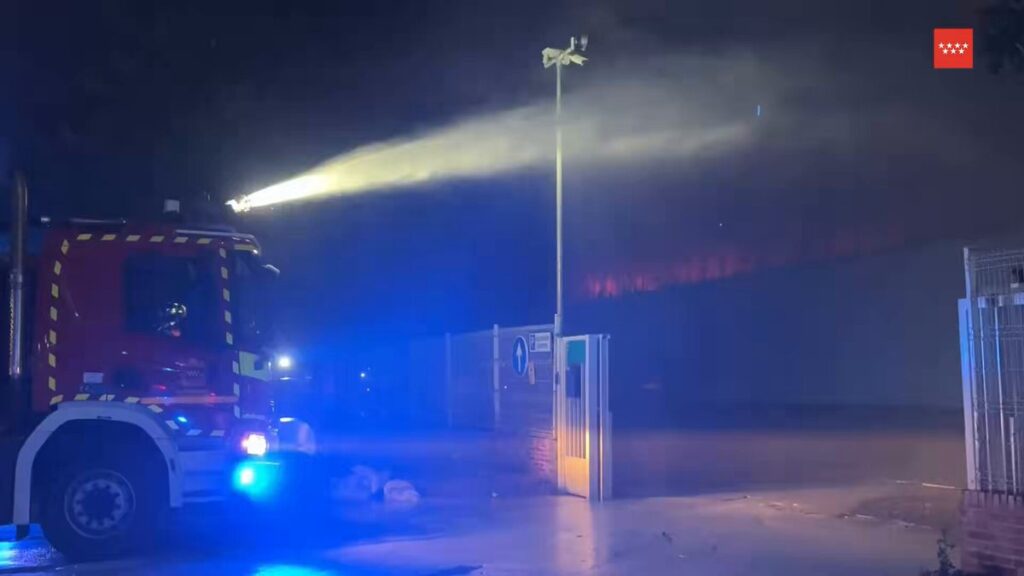 Nave industrial afectada por incendio en San Fernando de Henares