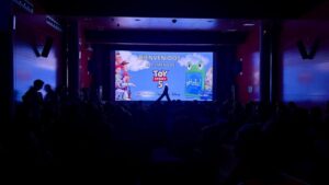 Niños disfrutando estreno Toy Story 5 en hospital Alcalá de Henares