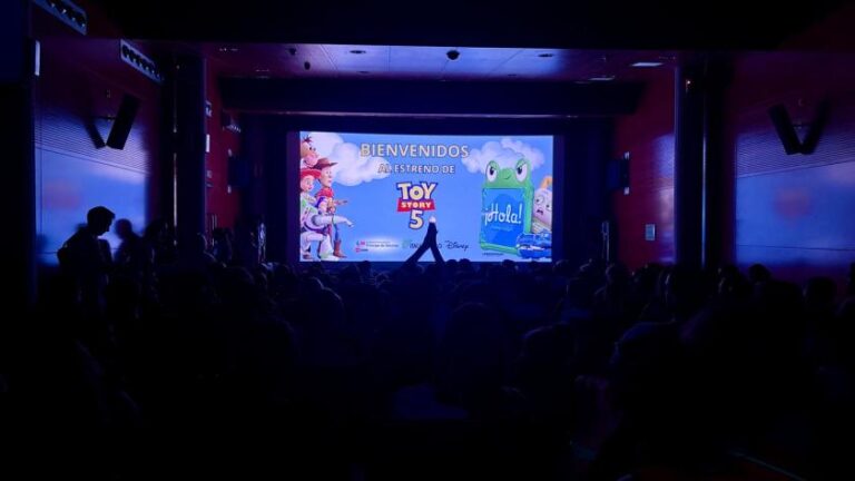 Niños disfrutando estreno Toy Story 5 en hospital Alcalá de Henares