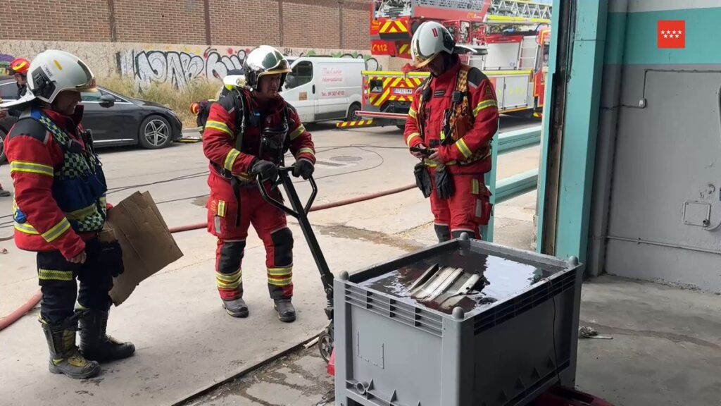 Nave industrial en Coslada tras incendio baterias de litio controlado