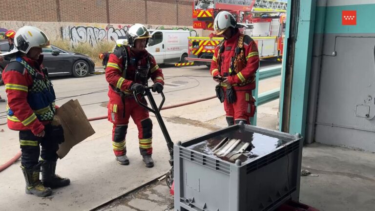 Nave industrial en Coslada tras incendio baterias de litio controlado