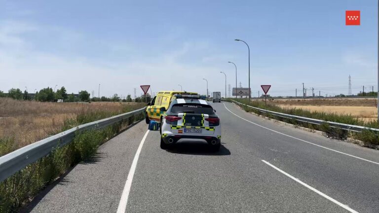 Ambulancia del SUMMA en la M-50 tras accidente en Getafe
