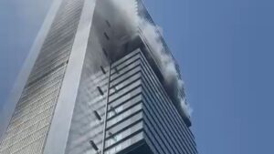 Vista de la Torre Moeve en Madrid tras incendio planta 25