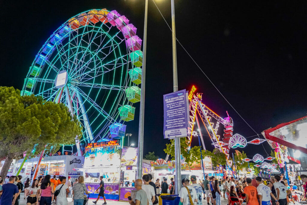 Recinto ferial de Torrejon con atracciones y familias disfrutando