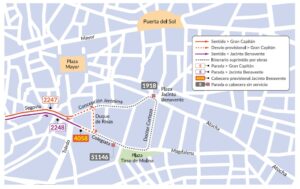 Autobús circulando por plaza Jacinto Benavente en Madrid