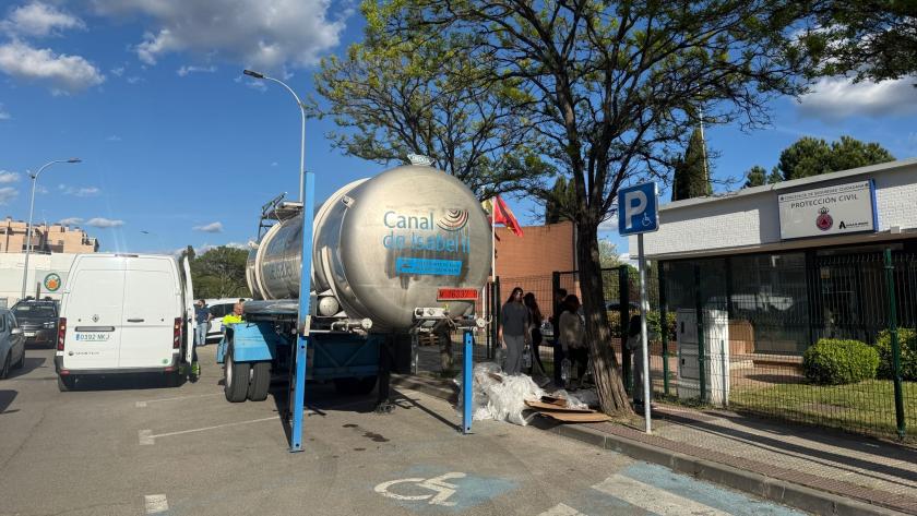 Camión cisterna de agua potable en Alcalá de Henares