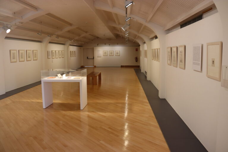 Interior sala exposicion obras oscar dominguez alcala henares