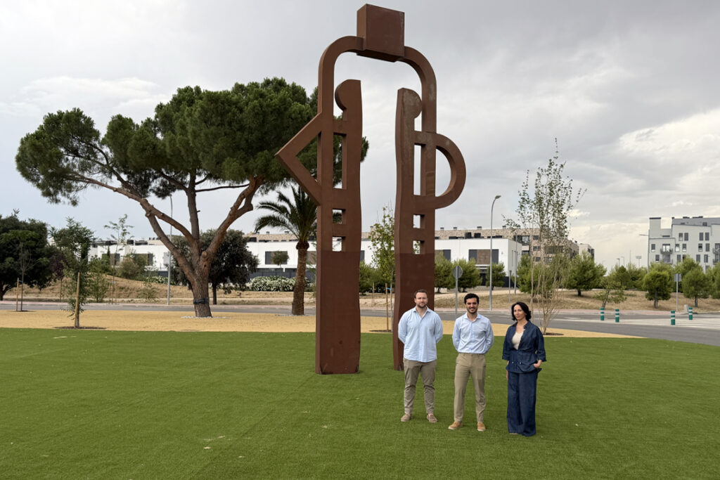 Rotonda en Torrejon de Ardoz con olivo milenario y jardinera