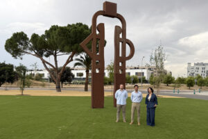 Rotonda en Torrejon de Ardoz con olivo milenario y jardinera