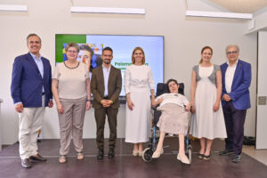 Fachada del centro Villa Delta en Alcalá de Henares con mujeres discapacitadas