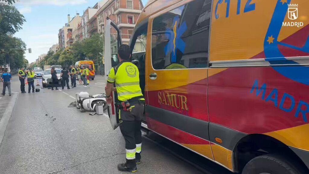 Accidente de motorista grave en calle General Ricardos Madrid