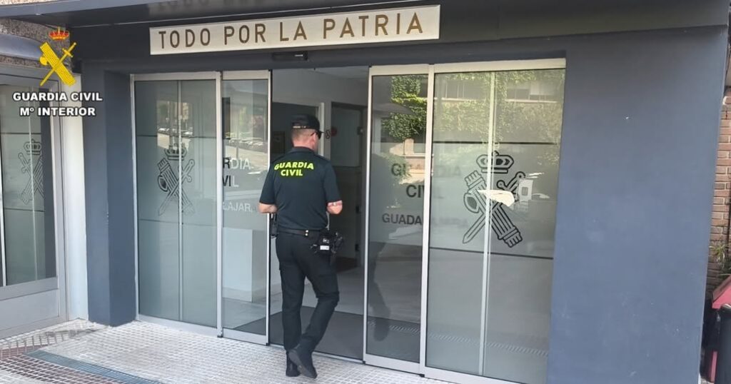 Guardia Civil deteniendo cuidadoras en Cabanillas del Campo