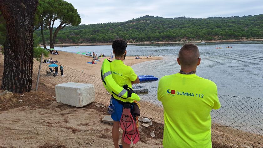 Equipo de salvamento en Playa Virgen de la Nueva en Madrid