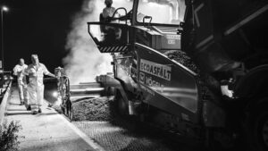 Maquinaria asfaltando carretera durante obras firmes 2026 en Madrid