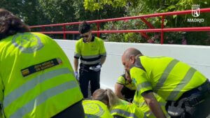 Ambulancia y equipo SAMUR en aparcamiento de Moratalaz