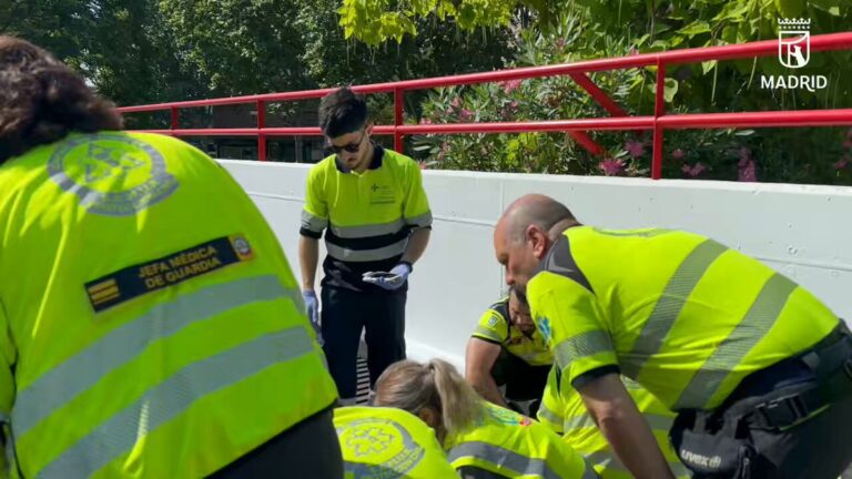 Ambulancia y equipo SAMUR en aparcamiento de Moratalaz