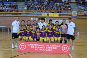 Jugadoras alevines del Torrejón Sala celebrando título en Torrejón de Ardoz