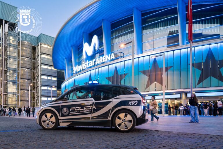 Policía municipal en Movistar Arena durante concierto Cuarteto de Nos