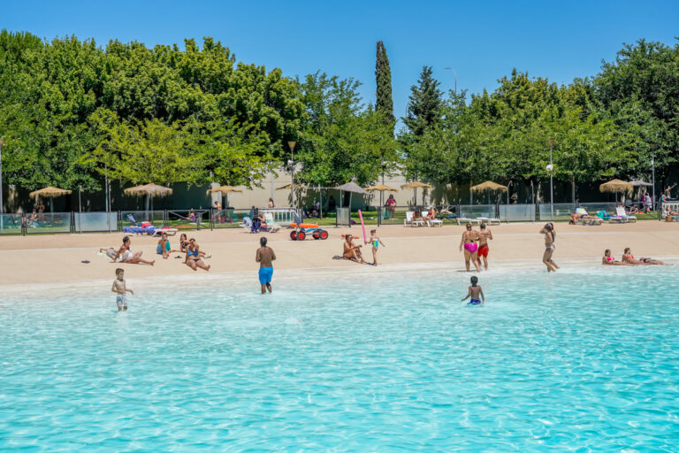 Piscinas y espectáculo de fuentes en Parque Europa Torrejón