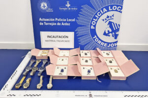 Policía local en mercadillo de Torrejón incautando productos falsificados